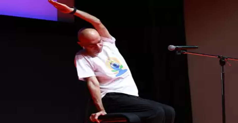 कुर्सी योग : बढ़ती उम्र में जोड़ों के दर्द और कमजोरी को दूर करने का आसान तरीका, सावधानी भी जरूरी