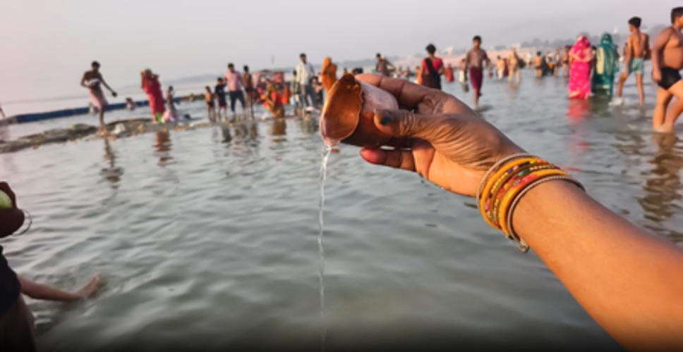 वट सावित्री व्रत और शनि अमावस्या पर प्रयागराज से हरिद्वार तक उमड़ी श्रद्धालुओं की भीड़, स्नान के बाद की पूजा-अर्चना
