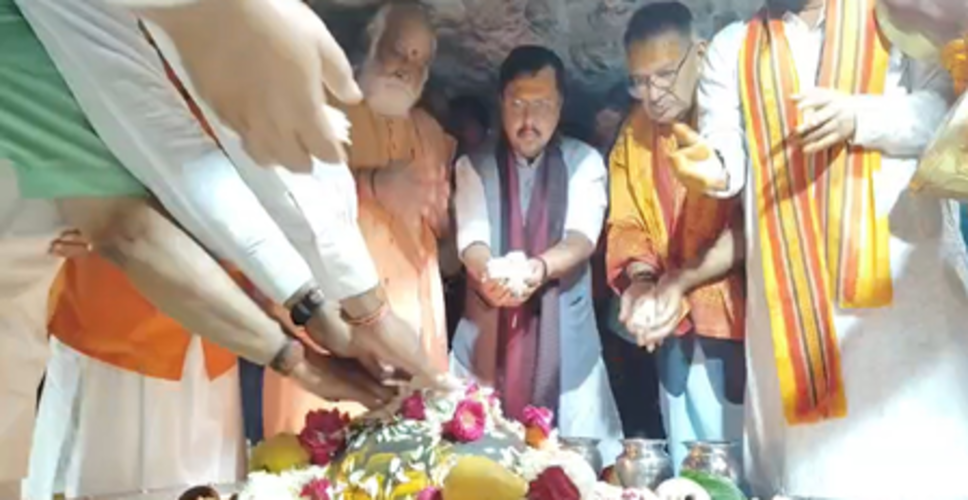 देहरादून: भाजपा के राष्ट्रीय अध्यक्ष नितिन नवीन ने टपकेश्वर महादेव मंदिर में किए दर्शन
