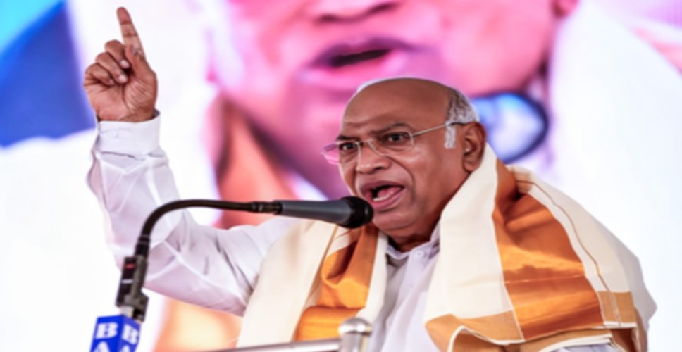 खड़गे के 'अनपढ़ गुजराती' वाले बयान पर विवाद, भाजपा नेताओं ने किया पलटवार