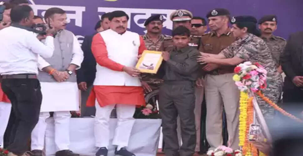 मध्य प्रदेश: 10 माओवादियों ने सीएम मोहन यादव के सामने सरेंडर किया