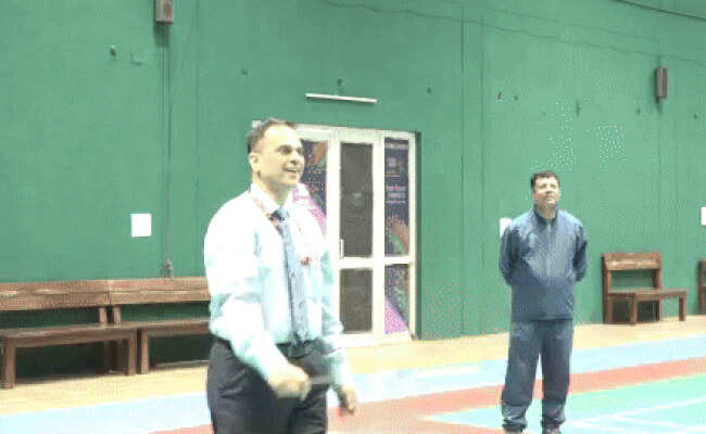 सीएस चैलेंजर कप टूर्नामेंट में CS वी श्रीनिवास ने खेला बैडमिंटन, कोर्ट पर दिखाया अपना हुनर