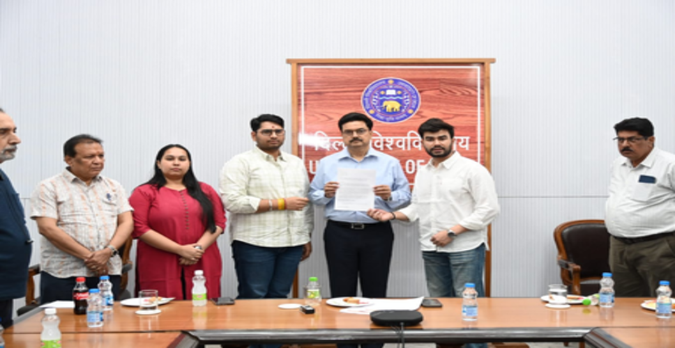 छात्रहितों से संबंधित विभिन्न मांगों को लेकर अभाविप ने डीयू कुलपति को सौंपा ज्ञापन