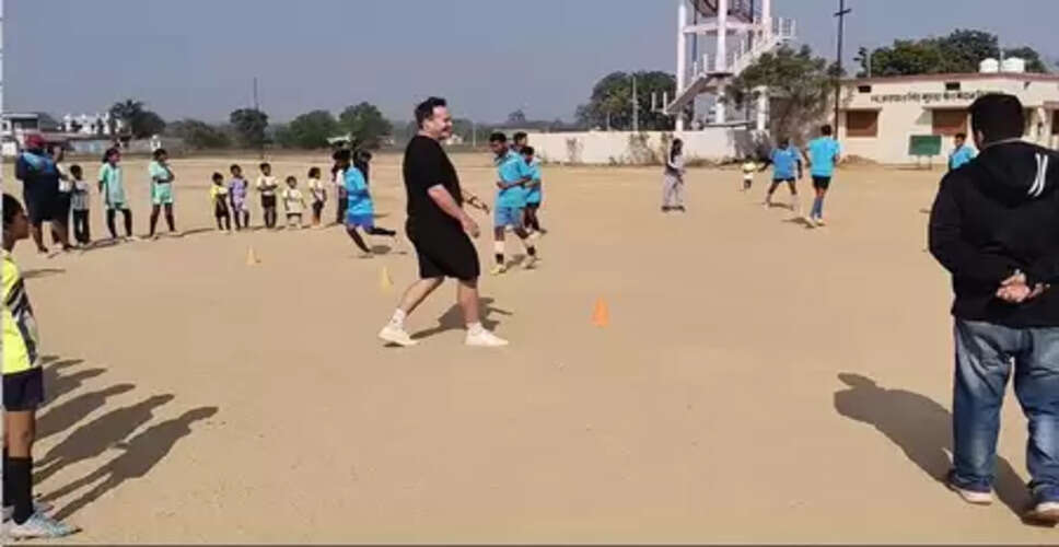 मध्यप्रदेश: 'मिनी ब्राजील' पहुंचे कंबोडियाई कोच पोमेरॉय, स्थानीय खिलाड़ियों को सिखाए गुर
