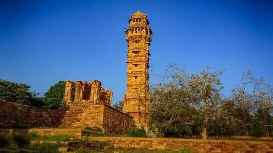 इतिहास और भूतिया कहानियों का संगम है चित्तौड़गढ़ का विजय स्तम्भ, वीडियो में हर मंजिल में दबे खौफनाक राज़ जान उड़ जायेंगे होश