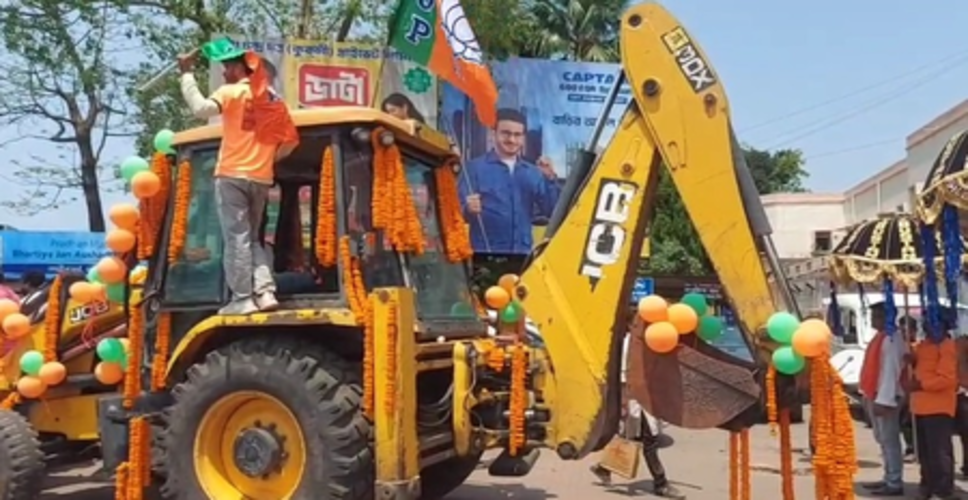 बंगाल चुनाव: भाजपा उम्मीदवार बुलडोजर पर सवार होकर नामांकन दाखिल करने पहुंचे