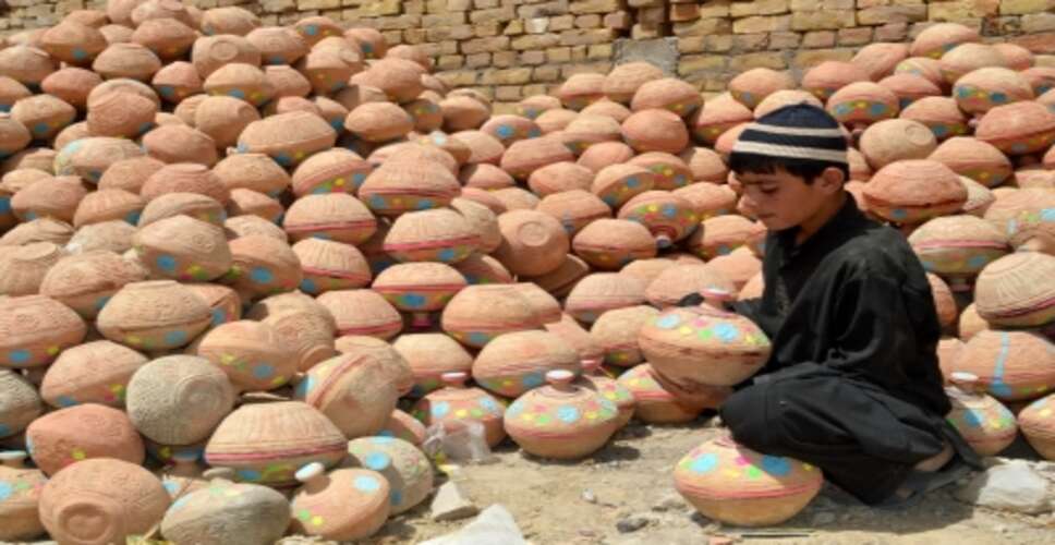 स्थिरता के दावों के बीच संकट में पाकिस्तान की अर्थव्यवस्था : रिपोर्ट