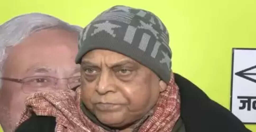 राहुल गांधी पर बोले नीरज कुमार, विदेश यात्रा पर जाना कोई अपराध नहीं