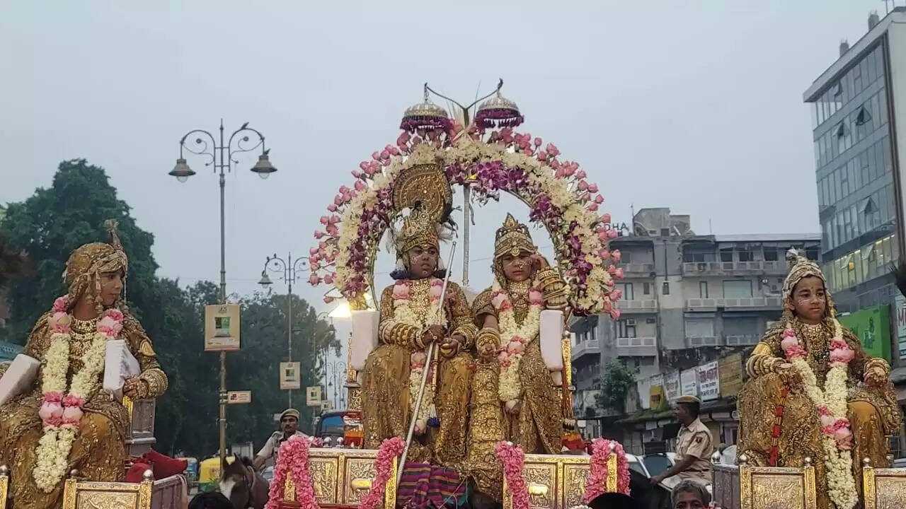 ढूंढ़ाड़ की परंपरा 35 किलो सोने के गहनों से सजे बाल-स्वरूप ठाकुरजी-राधारानी, वीडियो में देखें 400 किलो की चांदी की पालकी में की 6 कोस परिक्रमा