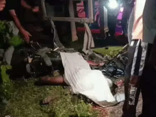 भीलवाड़ा में भीषण सड़क हादसा: तेज रफ्तार ट्रेलर ने बाइक को मारी टक्कर, पति की मौके पर मौत; पत्नी उछलकर दूर जा गिरी