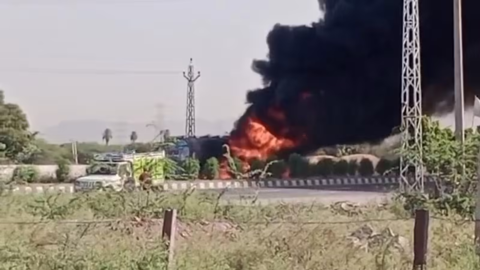 अजमेर हाईवे पर केमिकल टैंकर में भीषण आग, टायर फटने के बाद मचा हड़कंप