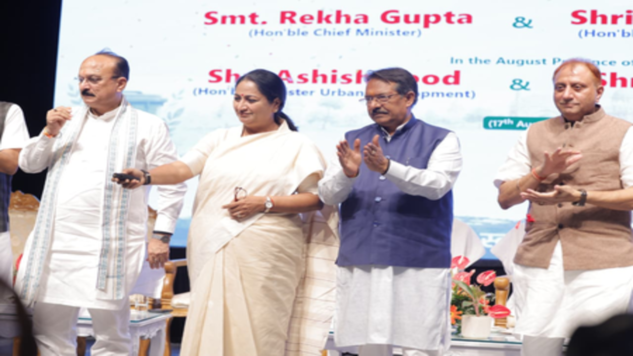 दिल्ली: सीएम रेखा गुप्ता ने ‘दिल्ली को कूड़े से आजादी’ सफाई अभियान का किया शुभारंभ
