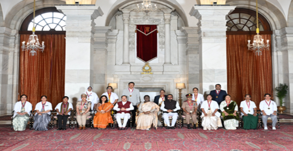 राष्ट्रपति मुर्मु ने नर्सिंग कर्मियों को राष्ट्रीय फ्लोरेंस नाइटिंगेल पुरस्कार से सम्मानित किया