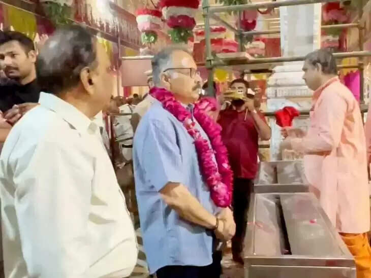 वीडियो में देखें राजस्थान डीजीपी राजीव शर्मा ने सिद्धपीठ मेहंदीपुर धाम में बालाजी के दर्शन कर की विशेष पूजा