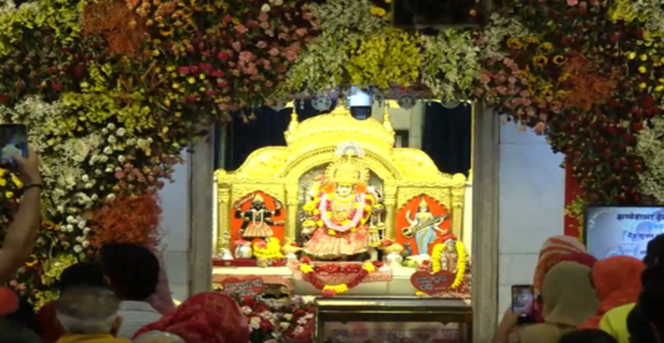 चैत्र नवरात्रि अष्टमी: दिल्ली के झंडेवालान और कालकाजी मंदिरों में श्रद्धालुओं की भीड़, भक्ति का रंग छाया