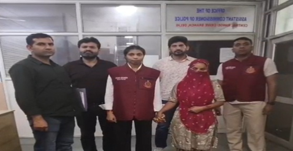 दिल्ली पुलिस ने ठग गिरोह की सरगना 'पारो' समेत नकली पार्ट्स और एक्सपायर्ड सामान बेचने वाले को किया गिरफ्तार