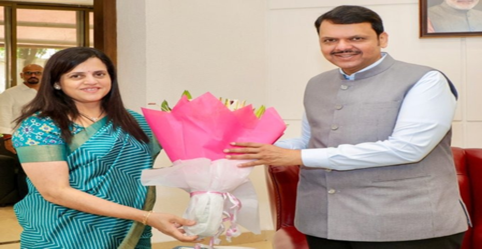 मुंबई: बीएमसी की पहली महिला आयुक्त अश्विनी भिड़े को सीएम फडणवीस ने दी शुभकामनाएं