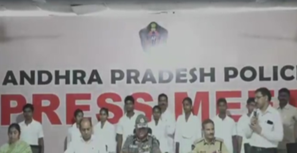 आंध्र प्रदेश : 25 लाख रुपए के इनामी माओवादी ने आठ साथियों के साथ किया सरेंडर