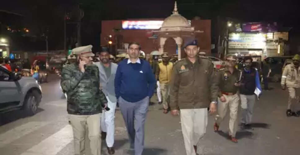 6 दिसंबर को लेकर मथुरा में हाई अलर्ट, डीएम-एसएसपी ने भारी फोर्स के साथ किया फ्लैग मार्च