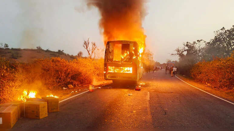 बांसवाड़ा-उदयपुर हाईवे पर स्‍लीपर बस जलकर खाक, यात्रियों ने कूदकर बचाई जान