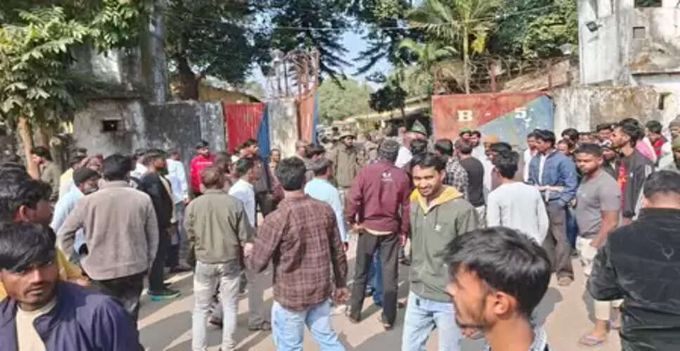 रांची में युवक की हत्या के विरोध में लोगों का फूटा गुस्सा, थाने के सामने किया प्रदर्शन