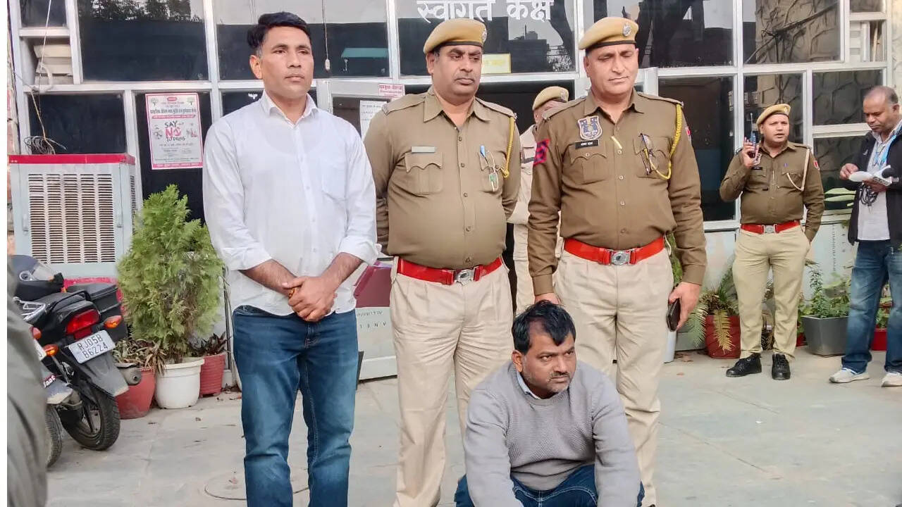 नए साल के जश्न में विदेश गया परिवार, फुटेज में देखें जयपुर में घर से उड़ गए 52.50 लाख रुपये, 20 साल पुराना नौकर निकला चोर