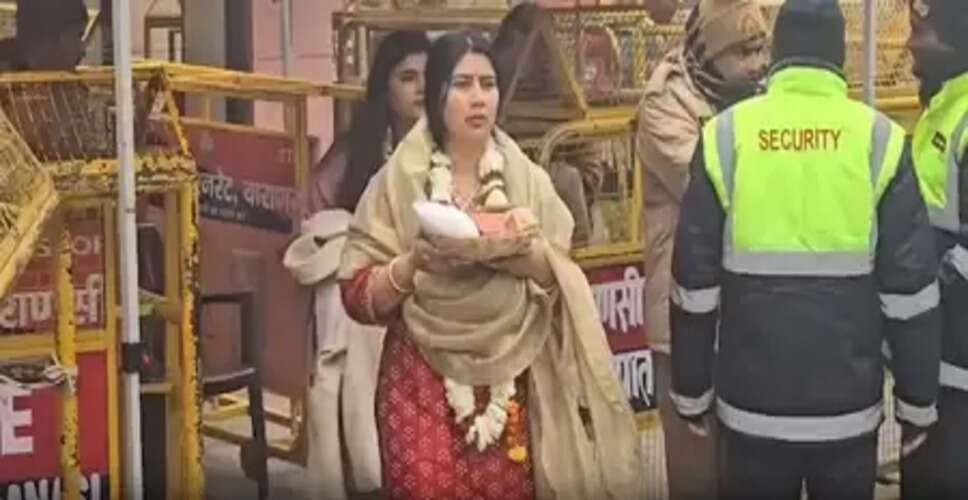 कड़ाके की ठंड के बावजूद बाबा विश्वनाथ के दर्शन को उमड़े श्रद्धालु, काशी में दिखा अपार उत्साह