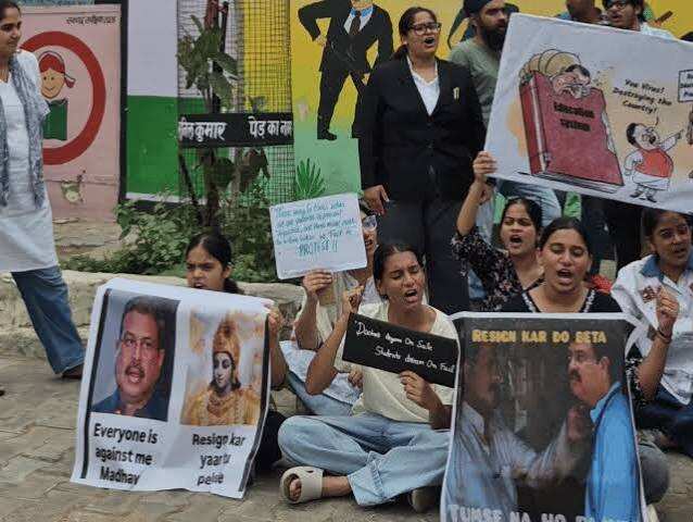 झुंझुनूं में छात्रों का प्रदर्शन: NTA और पेपर लीक मामलों के विरोध में कलेक्ट्रेट पहुंचे 11वीं-12वीं के छात्र, हाथों में तख्तियां लेकर जताया विरोध