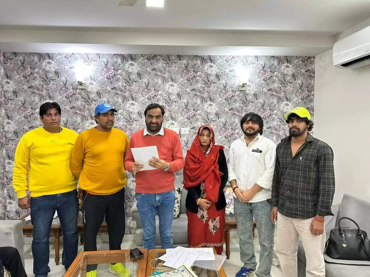 जाट आरक्षण मामले में दलजीत सिहाग को बेड़ियों में परेड कराने पर बवाल, फुटेज में देखें समर्थन में उतरे सांसद हनुमान बेनीवाल