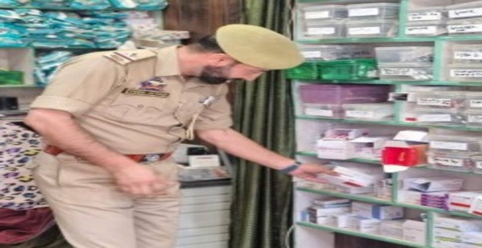 सोपोर पुलिस ने मेडिकल दुकानों पर बढ़ाई निगरानी, नशा मुक्त अभियान के तहत औचक जांच