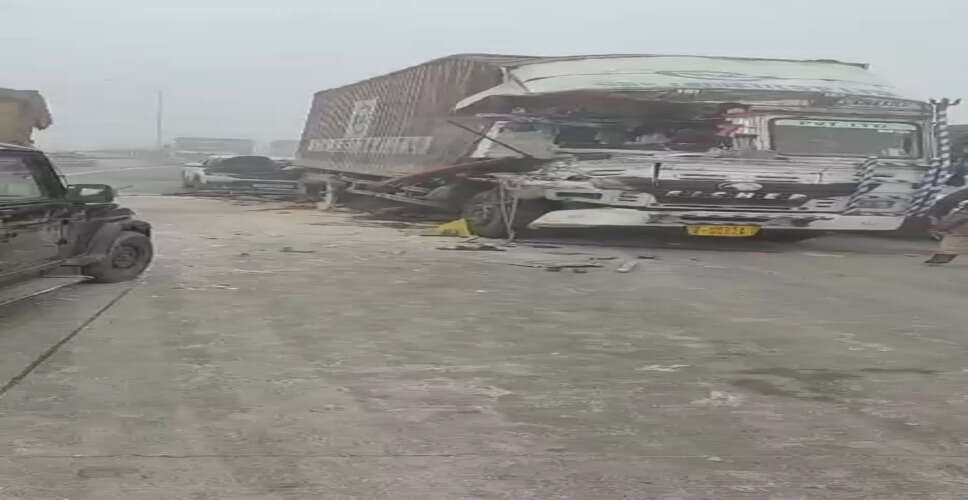 ईस्टर्न पेरिफेरल पर टकराए 10 से ज्यादा वाहन, हाइवे पर लगातार कोहरे का अनाउंसमेंट कर रही पुलिस