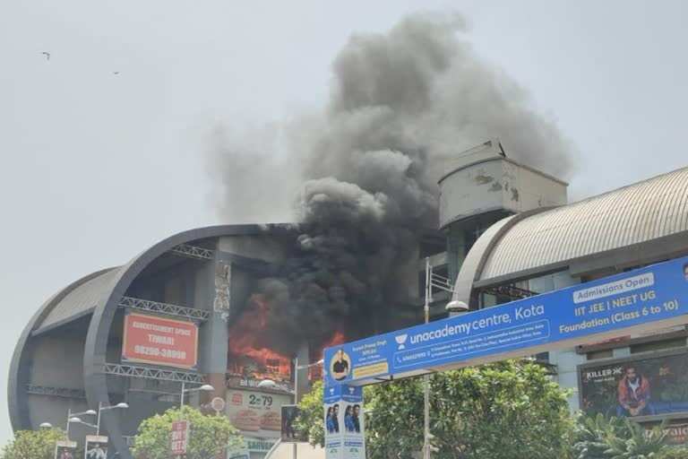 कोटा के सिटी मॉल में भीषण आग, लाखों का सामान खाक, वीडियो में देंखे 14 दमकल गाड़ियों ने पाया काबू