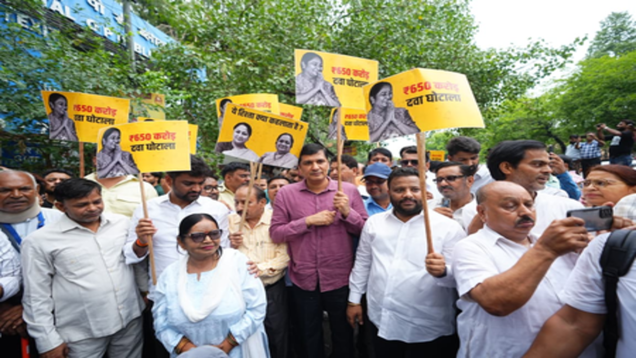 दिल्ली: दवा घोटाले को लेकर तीसरे दिन भी 'आप' का प्रदर्शन, सरकार पर लगाए आरोप