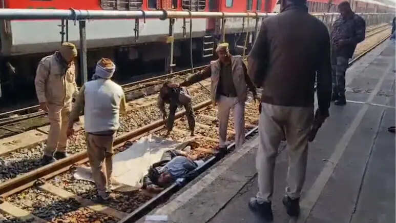 अजमेर: चलती ट्रेन पर चढ़ने की कोशिश में युवक की मौत, दो हिस्से में हुआ शरीर, दोनों टांगें भी कटी