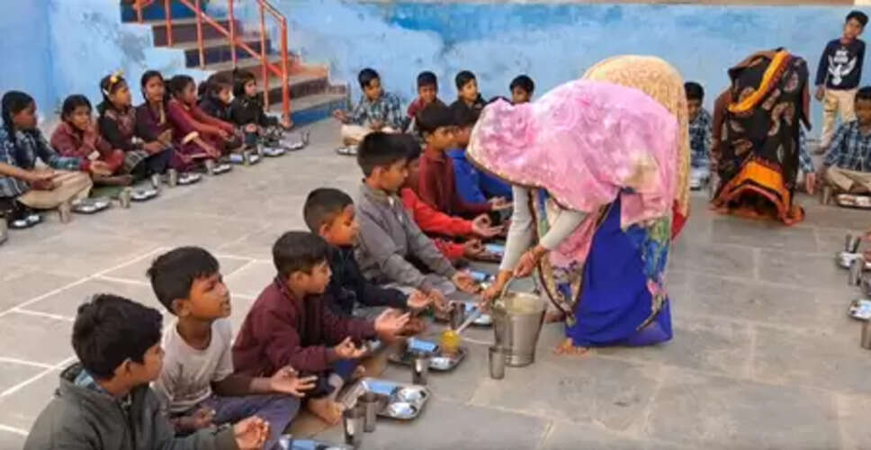 मध्य प्रदेश: &lsquo;प्रधानमंत्री पोषण आहार&rsquo; योजना के तहत छात्रों को मिल रहा पोषणयुक्त भोजन