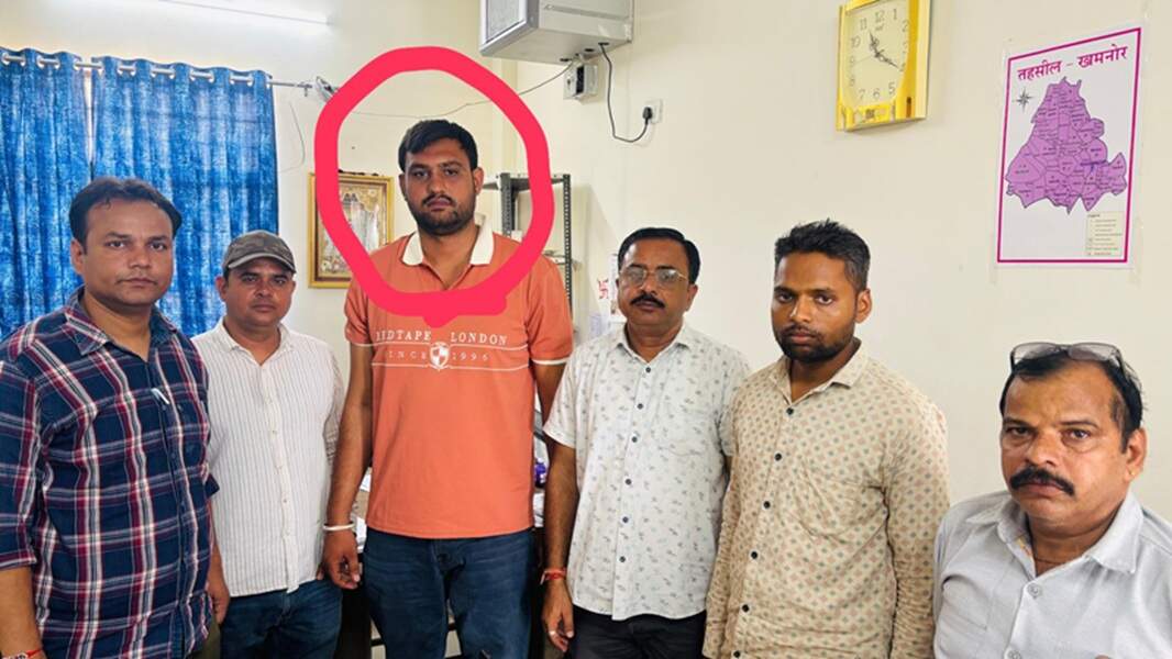 राजसमंद में पटवारी रिश्वत लेते गिरफ्तार, फुटेज में देंखे ACB की भनक लगते ही पैसे टॉयलेट में फेंके