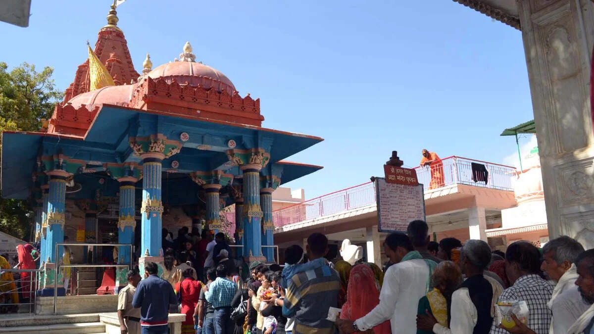VIDEO पुष्कर में ही क्यों है ब्रह्मा मंदिर, कमल के फूल से जुड़ी है कहानी VIDEO जानिए पुष्कर की पूरी धार्मिक गाथा