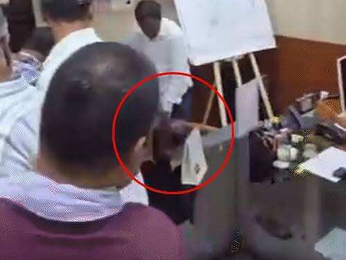 बीकानेर नगर निगम में सफाई व्यवस्था पर हंगामा, वीडियो में जाने BJP पार्षद ने कमिश्नर के सामने जमीन पर पटका सिर; कपड़े भी फाड़े
