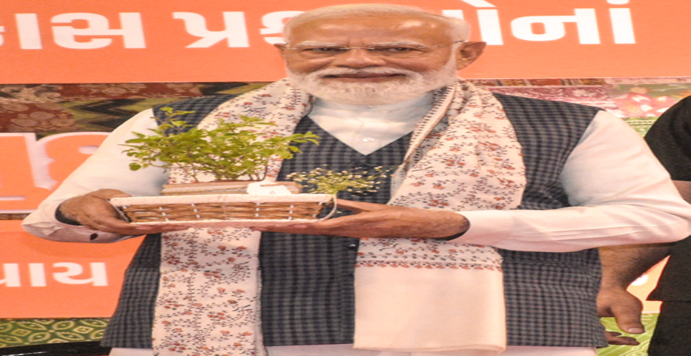 'सूरत के लोगों के बीच रहना बहुत अच्छा लगा', पीएम मोदी ने शेयर की तस्वीरें, दोहराया 'आत्मनिर्भर भारत' का संकल्प