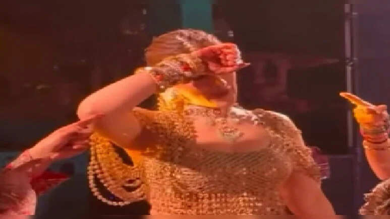 बहन नूपुर सेनन की हल्दी और संगीत की रस्में शुरू, भोजपुरी गानों पर कृति सेनन ने लगाए ठुमके