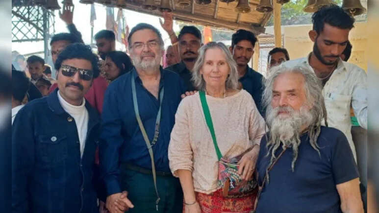 पाली के सोड़ावास गांव में 30 साल बाद लौटे फ्रांसीसी दंपति, भारतीय संस्कृति ने किया मंत्रमुग्ध