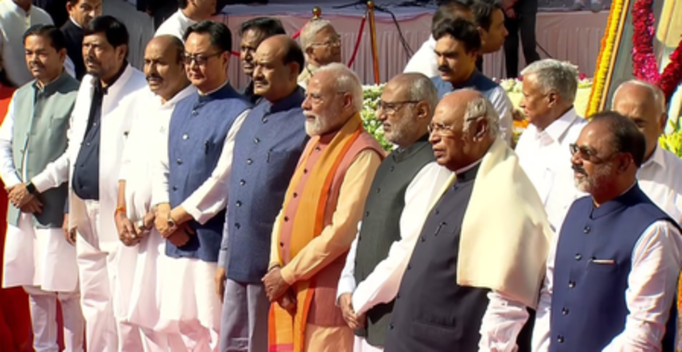 अंबेडकर जयंती पर संसद परिसर में उपराष्ट्रपति राधाकृष्णन और पीएम मोदी ने अर्पित की पुष्पांजलि