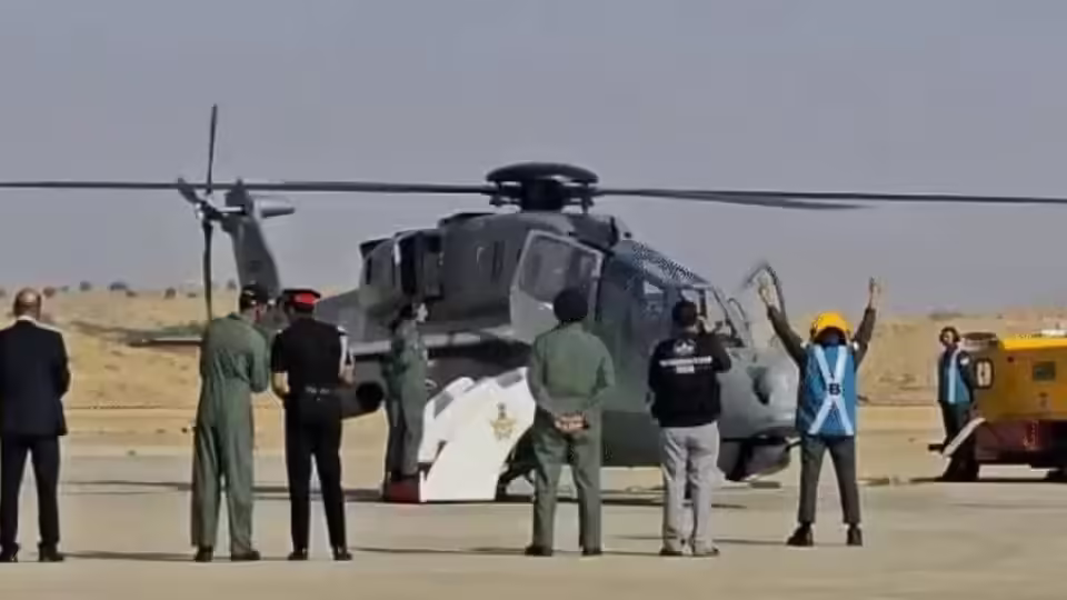 राष्ट्रपति द्रौपदी मुर्मू ने स्वदेशी लाइट कॉम्बैट हेलिकॉप्टर 'प्रचंड' में भरी उड़ान, वीडियो में जाने बनीं देश की पहली राष्ट्रपति