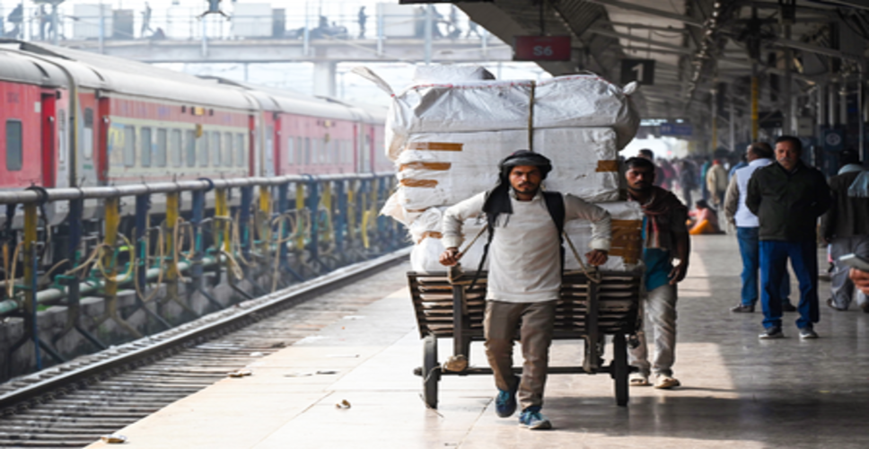 भोपाल में रेल यात्रियों की बढ़ती भीड़, रेलवे ने किए विशेष इंतजाम