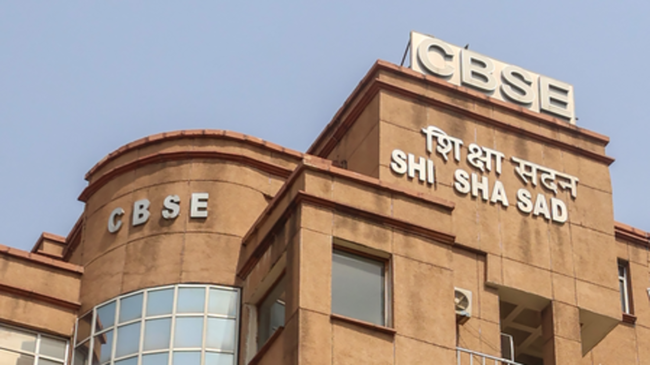 सीबीएसई ने छात्रों को दी राहत, कक्षा 12 की वेरिफिकेशन और री-इवैल्यूएशन आवेदन की अंतिम तिथि बढ़ाई