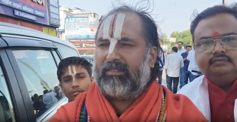 गोवर्धन &lsquo;अधिक मास&rsquo; मेले में मुस्लिम दुकानदारों पर प्रतिबंध लगाने की मांग का संतों ने किया समर्थन