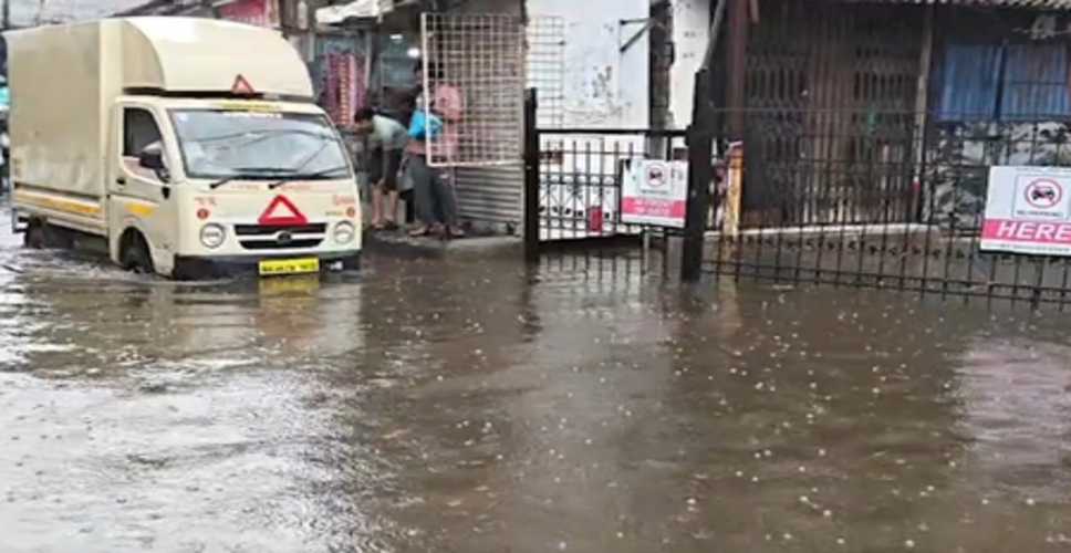 मुंबई में भारी बारिश से कई इलाकों में जलभराव, बीएमसी ने 7,000 कर्मचारियों को तैनात किया