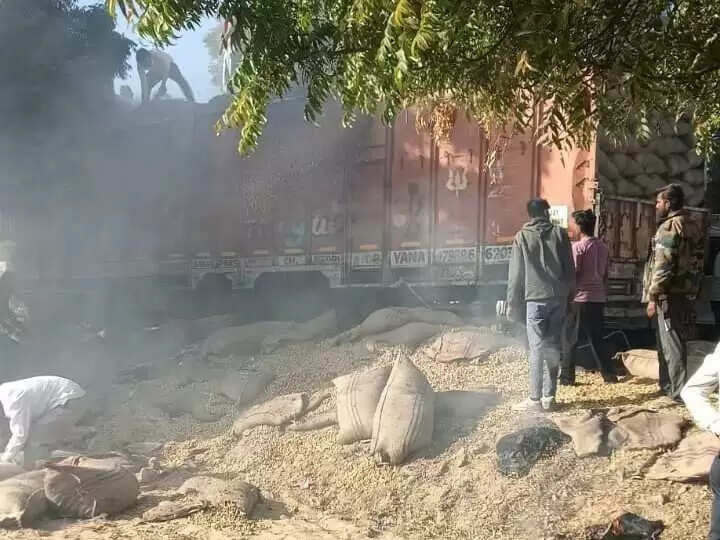 नापासर में ट्रक हादसे में लाखों की मूंगफली राख, आग की अफरा-तफरी