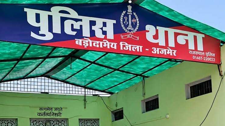 थाने के सामने युवक की पत्थर से सिर कुचलकर हत्या, वीडियो में जाने बाजार में टायर लेने आया था; मौत के बाद सड़क पर प्रदर्शन
