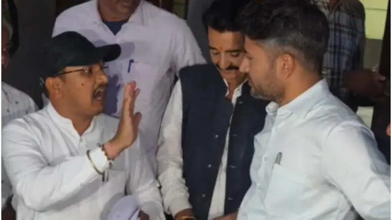 बाड़मेर में किसानों की मांगों को लेकर भाजपा पंचायत समिति प्रधान और एसडीएम में हुई तीखी बहस, 'लॉलीपॉप' से छिडी बहस, इस्तीफे तक पहुंची